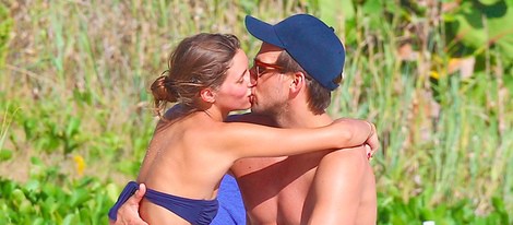 Olivia Palermo y Johannes Huebl se besan apasionadamente en la playa