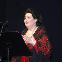 Montserrat Caballé cantando en el 50 aniversario de su debut