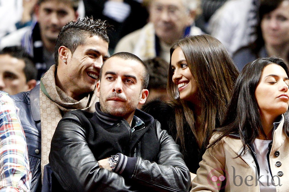 Cristiano Ronaldo e Irina Shayk en el baloncesto