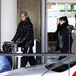 Joel Bosqued y Andrea Duro en el aeropuerto de Barajas