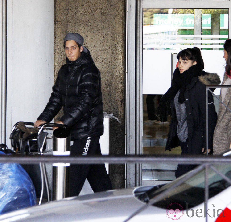 Joel Bosqued y Andrea Duro en el aeropuerto de Barajas