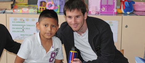 Leo Messi visita a los niños enfermos en un hospital de Barcelona