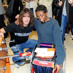 Carles Puyol visita a los niños enfermos en un hospital de Barcelona