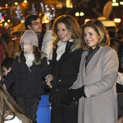 Ana Botella y Nuria González en la Cabalgata de Reyes 2012 de Madrid