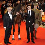 Steven Spielberg y Jeremy Irving en el estreno de 'Caballo de Batalla' en Londres