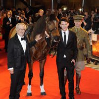 Steven Spielberg y Jeremy Irving en el estreno de 'Caballo de Batalla' en Londres