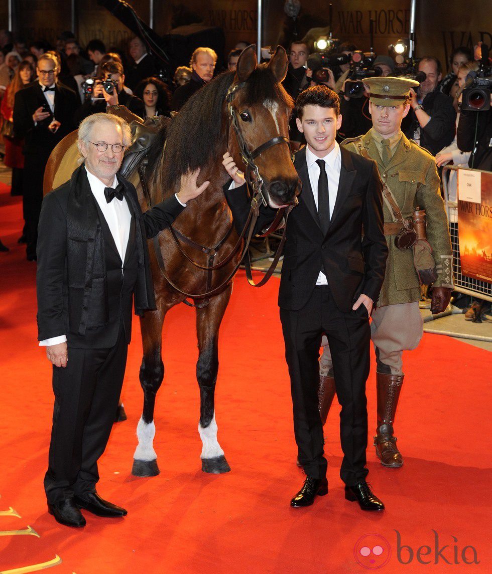 Steven Spielberg y Jeremy Irving en el estreno de 'Caballo de Batalla' en Londres