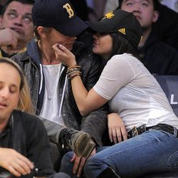 Vanessa Hudgens y Austin Butler en un partido de baloncesto