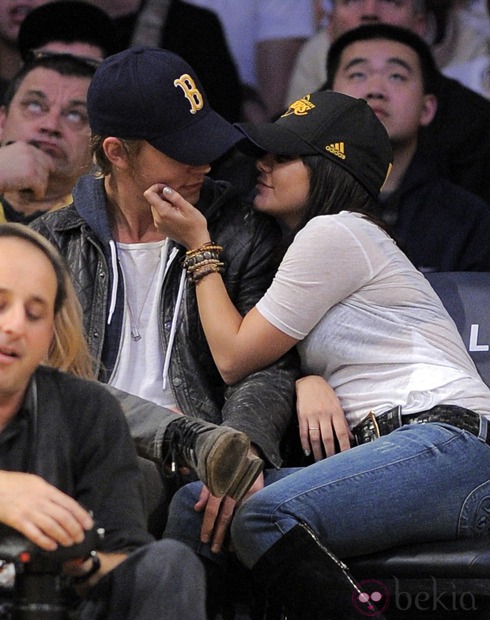 Vanessa Hudgens y Austin Butler en un partido de baloncesto