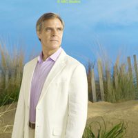 Henry Czerny en la foto promocional de la serie 'Revenge'