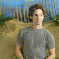 Connor Paolo en la foto promocional de la serie 'Revenge'