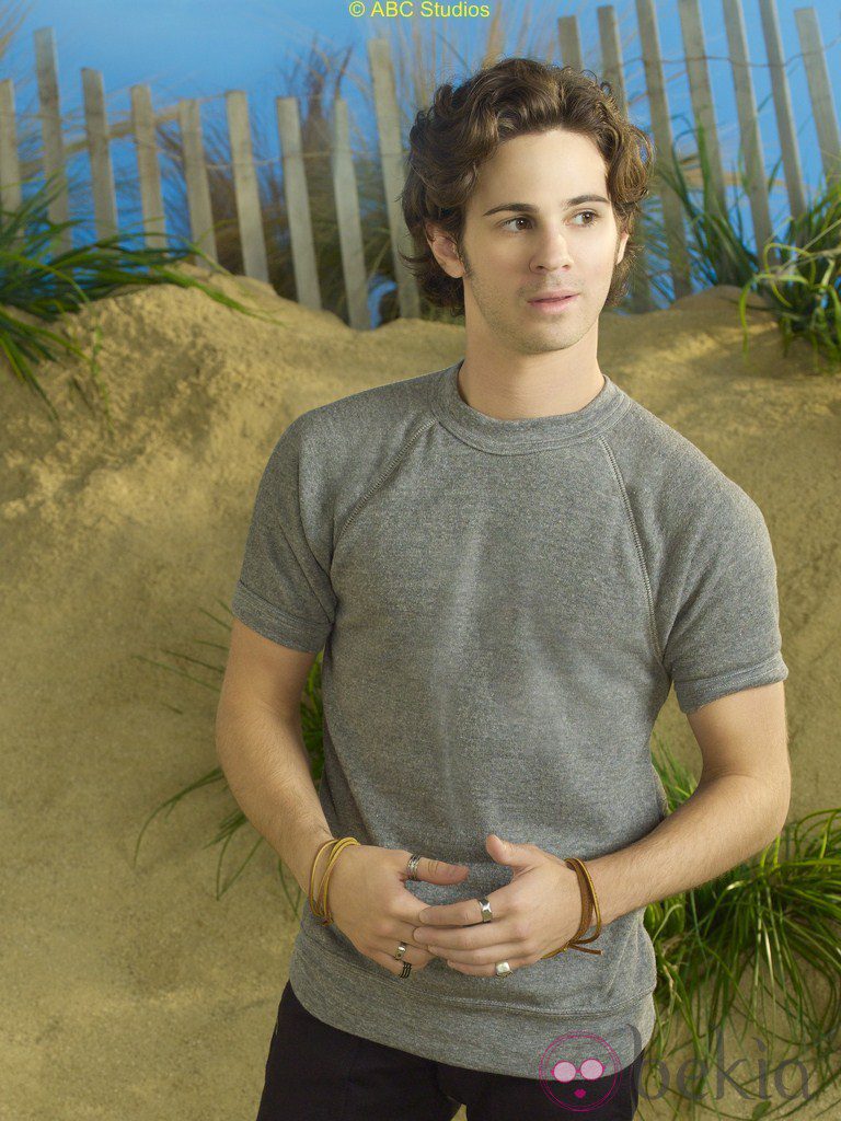 Connor Paolo en la foto promocional de la serie 'Revenge'