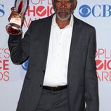 Morgan Freeman con su premio en los People's Choice Awards 2012