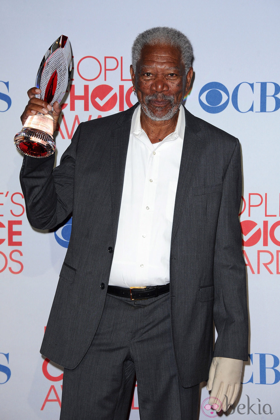 Morgan Freeman con su premio en los People's Choice Awards 2012