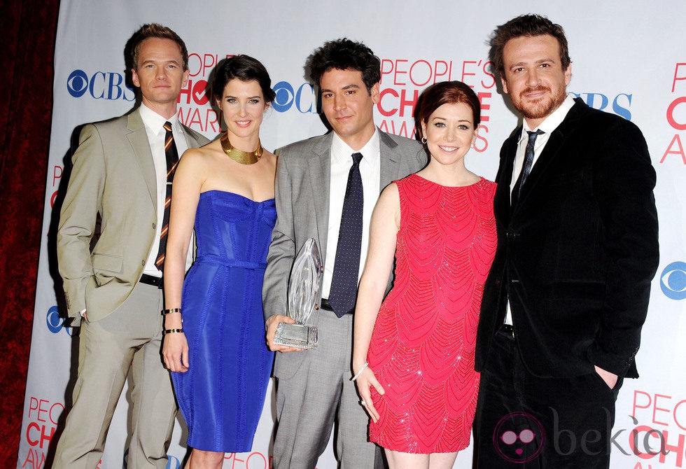 Los protagonistas de 'Cómo conocí a vuestra madre' con su premio People's Choice Awards 2012