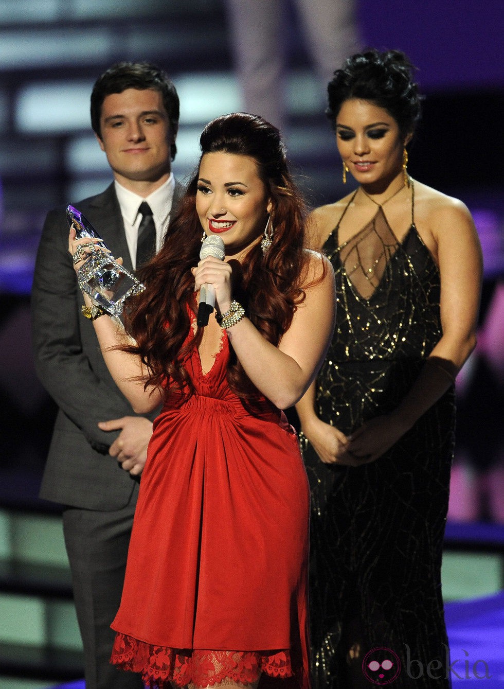 Demi Lovato recibe un premio en los People's Choice Awards 2012