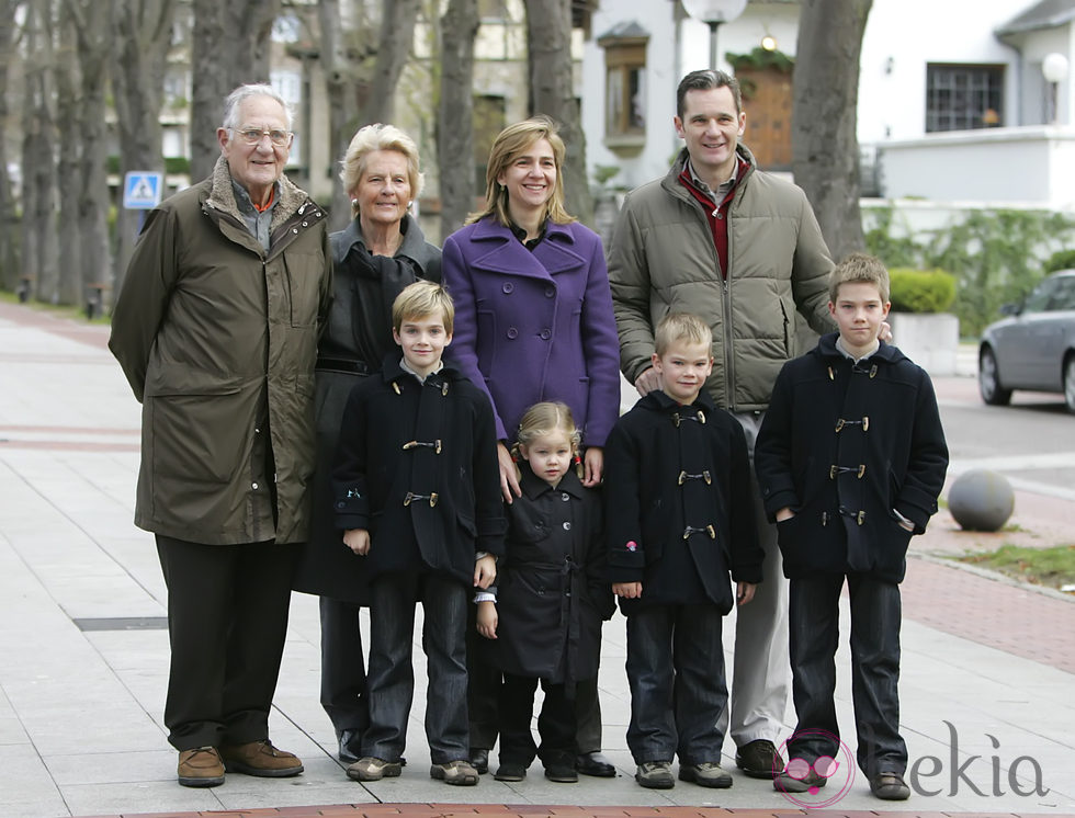 Juan Urdangarín, Claire Liebaert, la Infanta Cristina e Iñaki Urdangarin y sus cuatro hijos en Vitoria