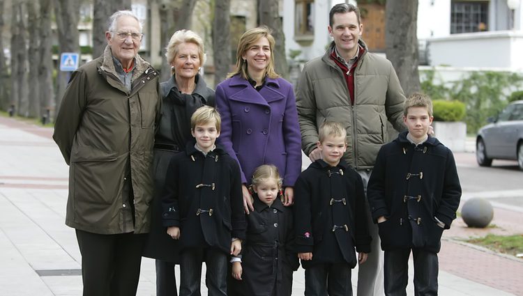 Juan Urdangarín, Claire Liebaert, la Infanta Cristina e Iñaki Urdangarin y sus cuatro hijos en Vitoria