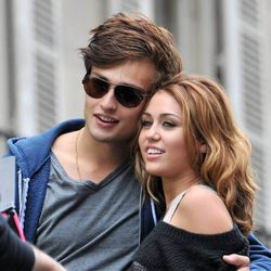 Miley Cyrus y Douglas Booth en el rodaje de 'LOL'