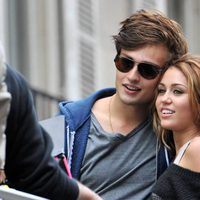 Miley Cyrus y Douglas Booth en el rodaje de 'LOL'