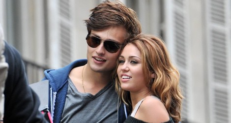 Miley Cyrus y Douglas Booth en el rodaje de 'LOL'