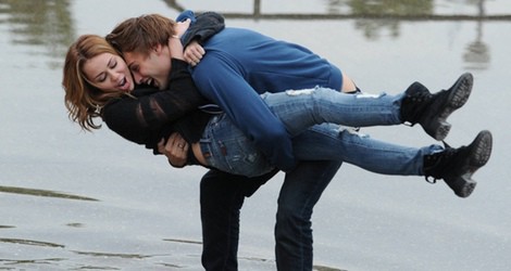 Miley Cyrus y Douglas Booth en una romántica escena del rodaje de 'LOL'