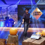 Maxi Iglesias corta calabazas en 'El hormiguero'