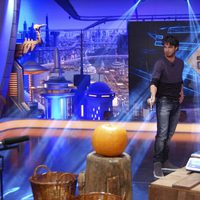 Maxi Iglesias corta calabazas en 'El hormiguero'