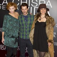 Elisa Matilla, Alejandro Albarracín e Isabel Serrano en el estreno de 'La chispa de la vida'