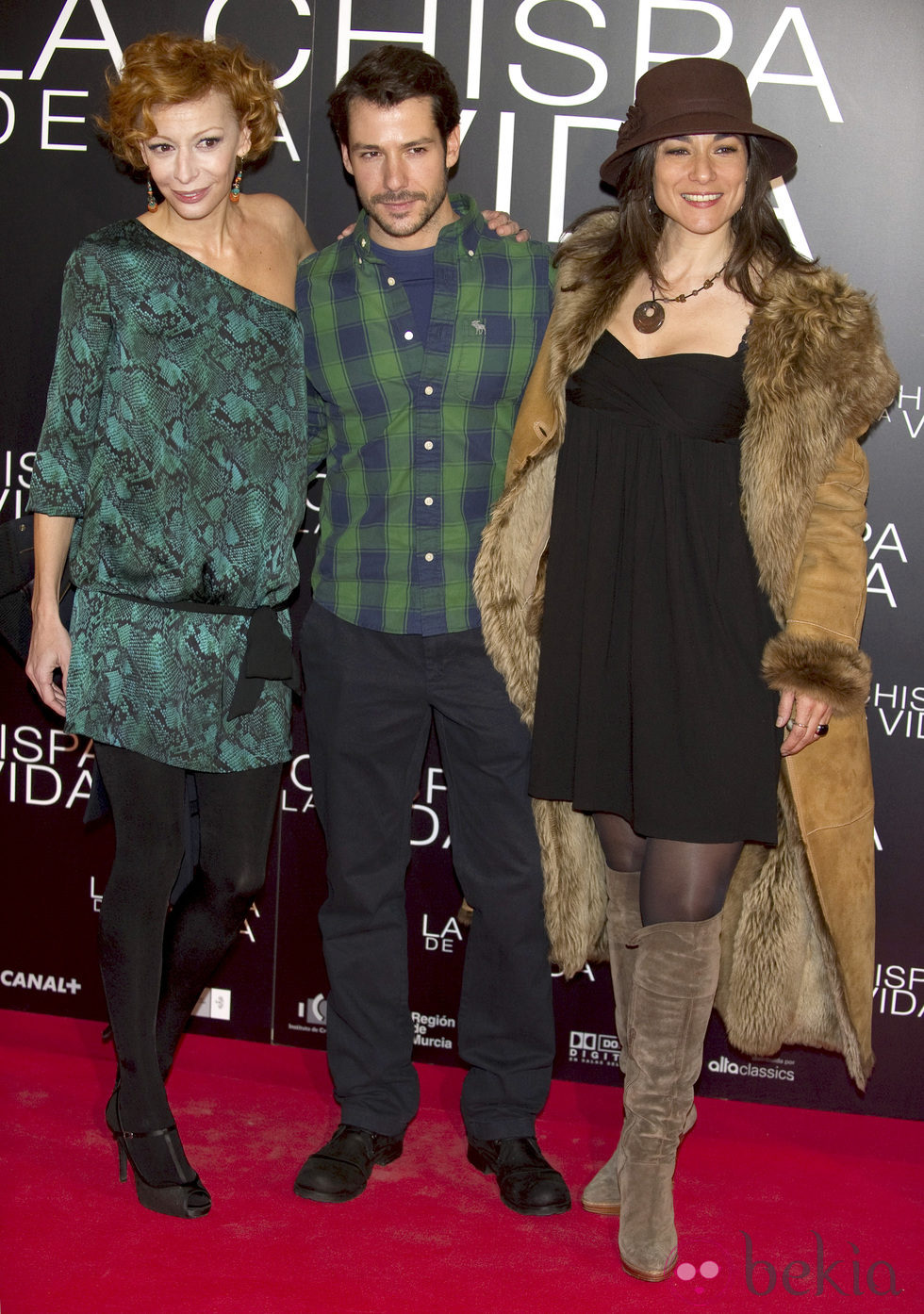 Elisa Matilla, Alejandro Albarracín e Isabel Serrano en el estreno de 'La chispa de la vida'