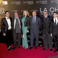 El director, los actores y el ministro de Cultura en el estreno de 'La chispa de la vida'