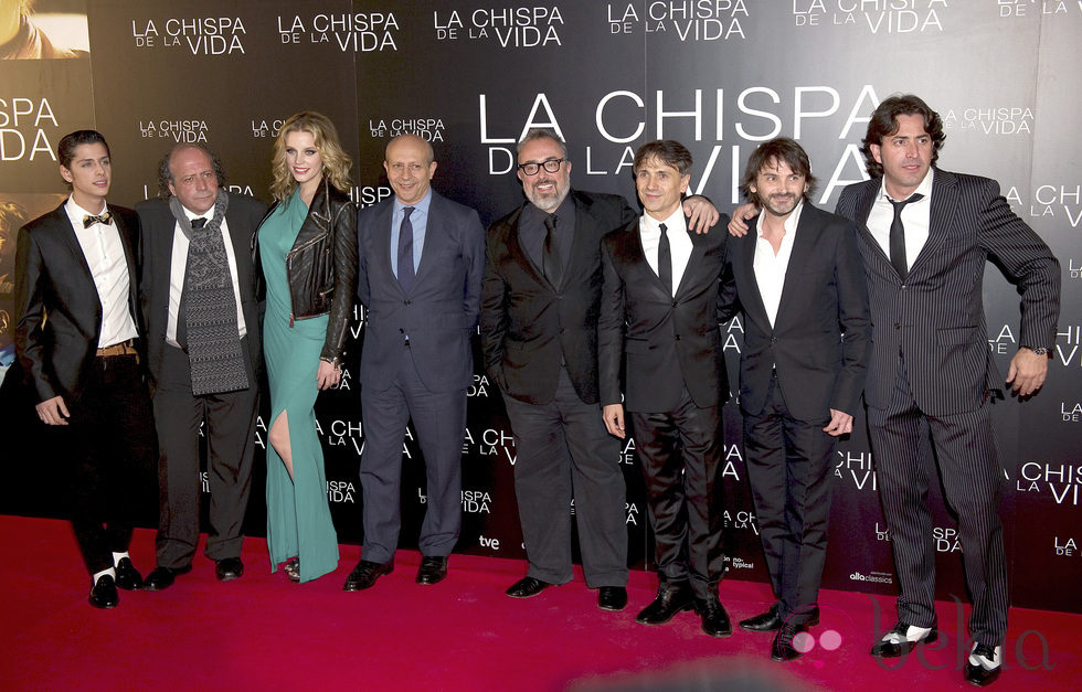 El director, los actores y el ministro de Cultura en el estreno de 'La chispa de la vida'