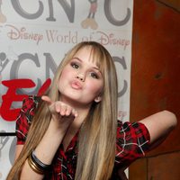 Debby Ryan en un encuentro con los fans