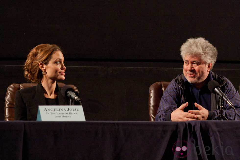 Angelina Jolie y Pedro Almodóvar en un evento previo a los Globos de Oro 2012