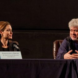 Angelina Jolie y Pedro Almodóvar en un evento previo a los Globos de Oro 2012