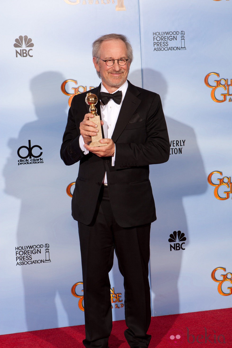 Steven Spielberg posa con su Globo de Oro 2012