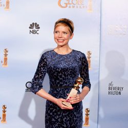 Michelle Williams posa con su Globo de Oro 2012