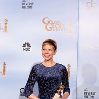 Michelle Williams posa con su Globo de Oro 2012