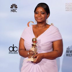 Octavia Spencer posa con su Globo de Oro 2012