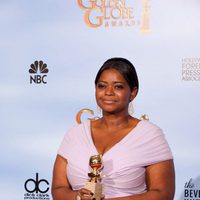 Octavia Spencer posa con su Globo de Oro 2012