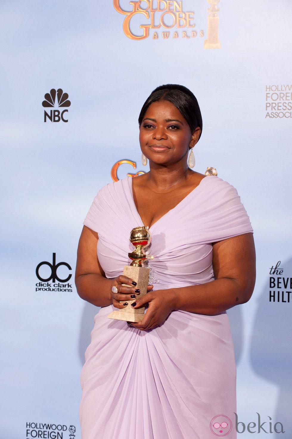 Octavia Spencer posa con su Globo de Oro 2012