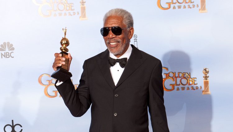 Morgan Freeman posa con su Globo de Oro 2012