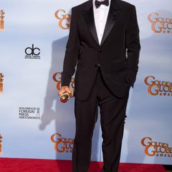 George Clooney posa con su Globo de Oro 2012