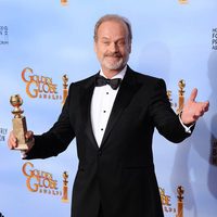 Kelsey Grammer posa con su Globo de Oro 2012