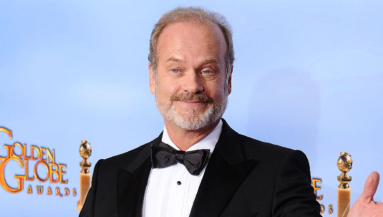 Kelsey Grammer posa con su Globo de Oro 2012