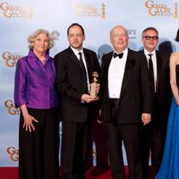 El equipo de la serie 'Downton Abbey' posa con su Globo de Oro 2012