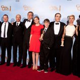 El equipo de la serie 'Homeland' posa con su Globo de Oro 2012