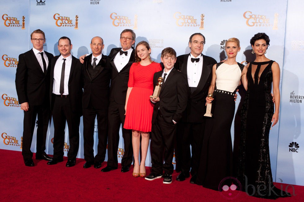 El equipo de la serie 'Homeland' posa con su Globo de Oro 2012