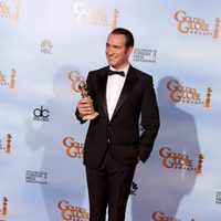 Jean Dujardin posa con su Globo de Oro 2012