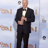 Christopher Plummer posa con su Globo de Oro 2012 como 'Mejor Actor Secundario'